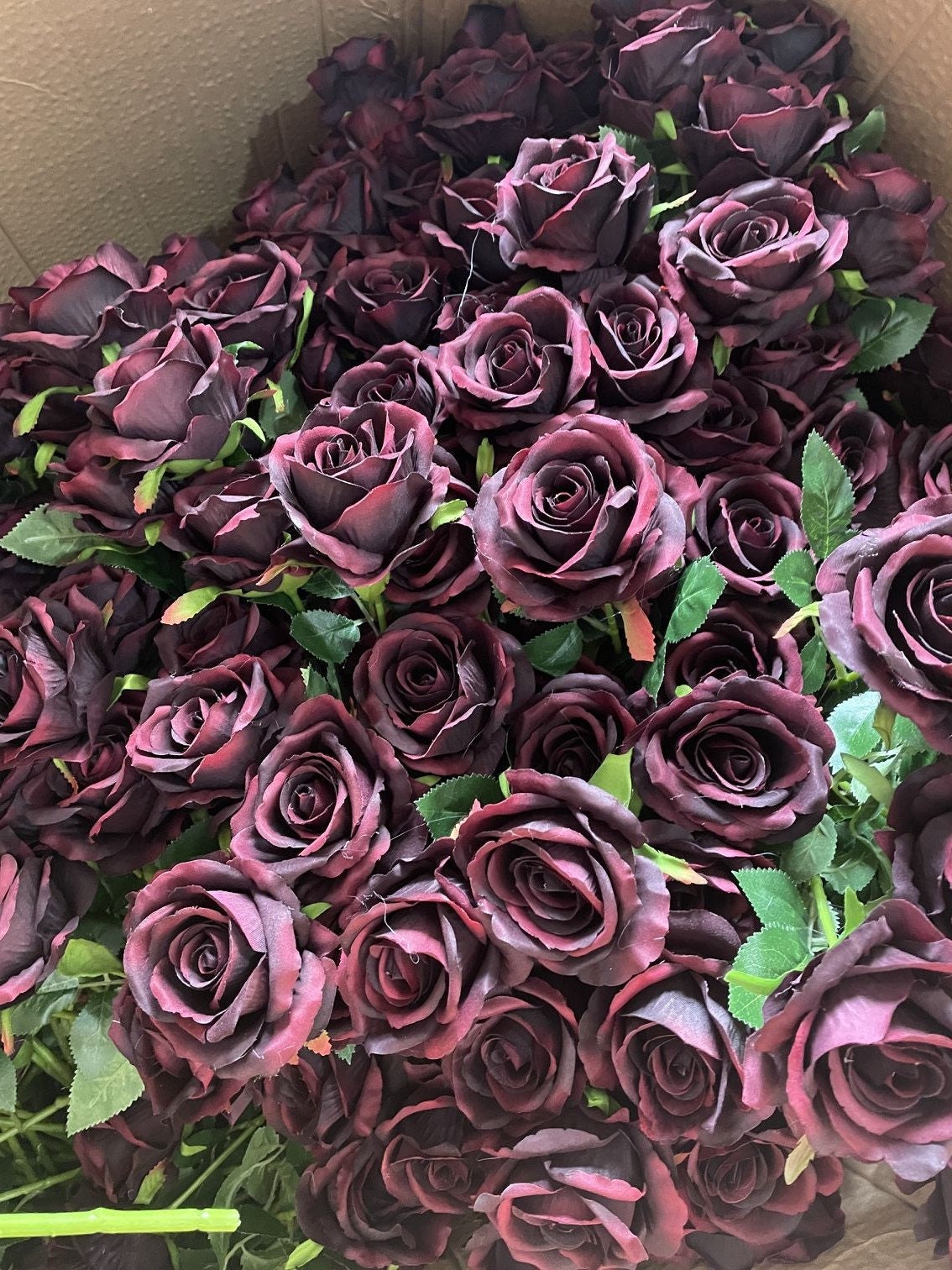burgunderrote-weinrosen-mit-langen-stielen-und-dunkelroter-blume-home