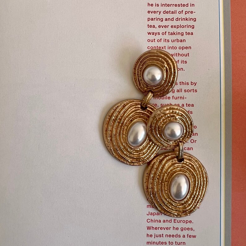 Golden hoop in pearl, Morden design earrings, Vintage design, 18k Gold Twist Earrings, Croissant Hoops, French Hoops image 3