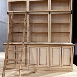 Libreria Quinn con scala - Kit in miniatura per casa delle bambole in scala 1:12, non rifinito e non assemblato