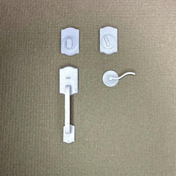 Herrajes para puertas de entrada tradicionales en miniatura a escala 1:12