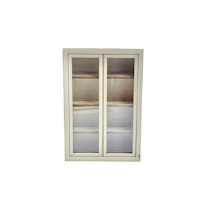 Könnte beinhalten: Ein weißer Holzschrank mit Glastüren und Regalen. Der Schrank hat ein schlichtes Design und ist perfekt für die Präsentation kleiner Gegenstände.