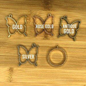 Puede incluir: Cinco piezas en blanco de metal con forma de mariposa para la elaboraci&oacute;n de joyas en oro, oro rosa, oro antiguo y plata.