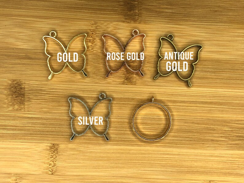 Puede incluir: Cinco piezas en blanco de metal con forma de mariposa para la elaboraci&oacute;n de joyas en oro, oro rosa, oro antiguo y plata.