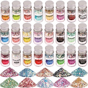 Puede incluir: Veinticuatro peque&ntilde;os frascos de vidrio llenos de purpurina gruesa en varios colores, incluyendo naranja, verde, rubor, azul cielo, violeta, rojo vino, plata, azul, rosa, amarillo, morado claro, marr&oacute;n, verde claro, gris, fucsia, blanco, dorado, rojo, rubor coral, verde, morado y negro. Cada frasco tiene una tapa plateada y la etiqueta "Chunky Glitter" impresa en &eacute;l.