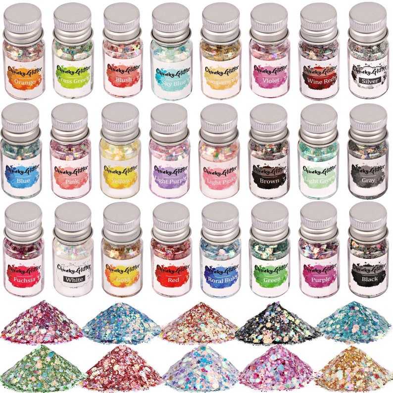 Puede incluir: Veinticuatro peque&ntilde;os frascos de vidrio llenos de purpurina gruesa en varios colores, incluyendo naranja, verde, rubor, azul cielo, violeta, rojo vino, plata, azul, rosa, amarillo, morado claro, marr&oacute;n, verde claro, gris, fucsia, blanco, dorado, rojo, rubor coral, verde, morado y negro. Cada frasco tiene una tapa plateada y la etiqueta "Chunky Glitter" impresa en &eacute;l.