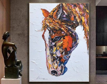 Pode incluir: Pintura abstrata de uma cabeça de cavalo em cores vibrantes, incluindo laranja, amarelo, azul e roxo, sobre um fundo branco. A pintura é emoldurada em ouro e pendurada em uma parede em uma casa moderna.