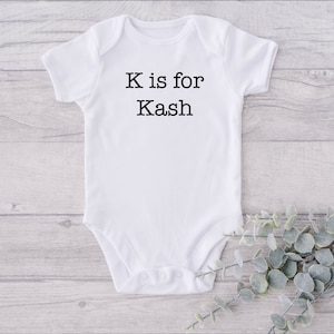 Nombre personalizado Onesie®, La letra es para el nombre, Regalo de bebé personalizado, Regalo de baby shower, Camisa de nombre único, Nombre de máquina de escribir