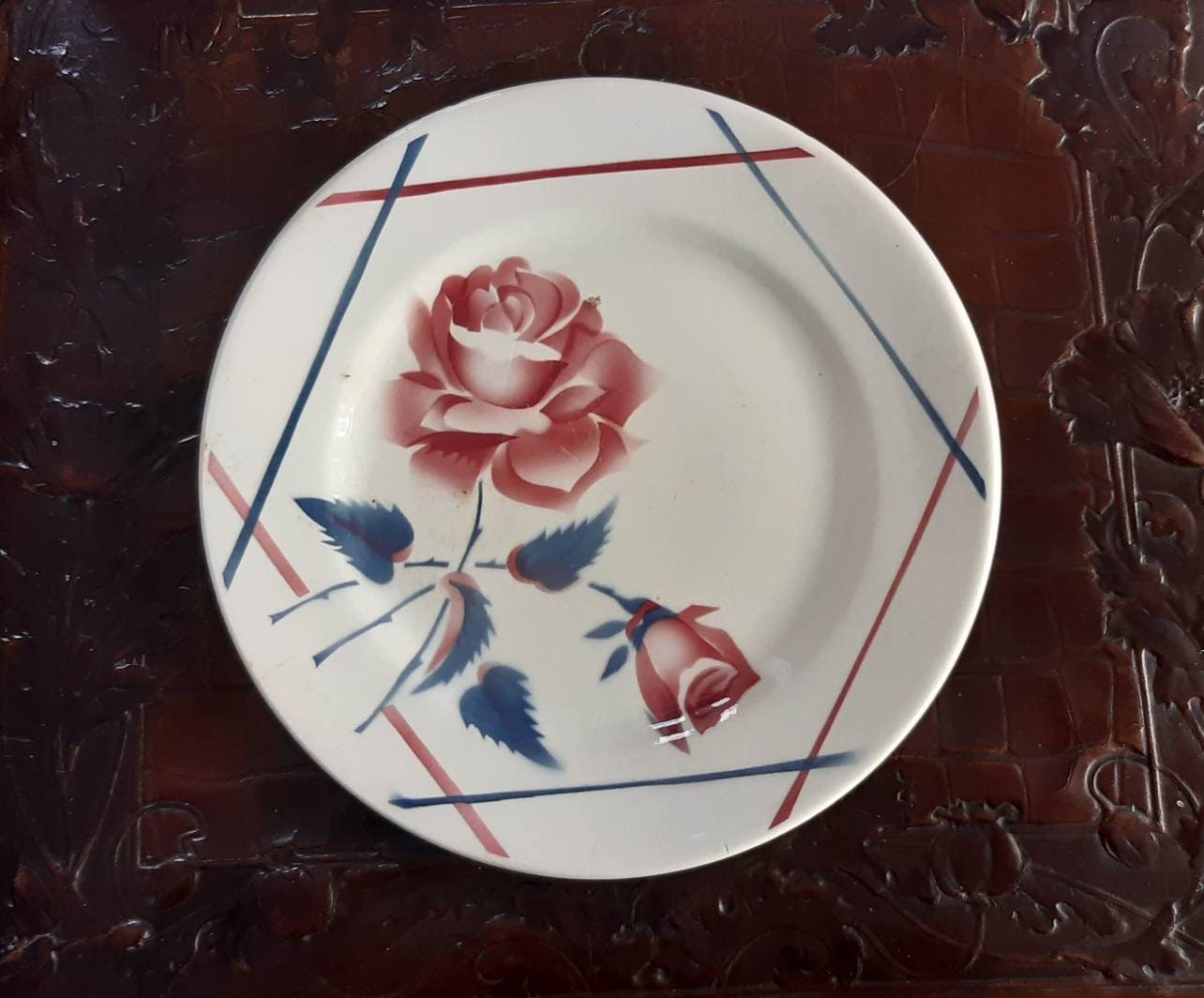 Belle Assiette à Décor de Roses Bleu et Rose, Longchamp, France.