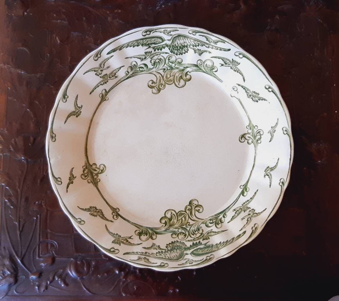 Grande Assiette Plate Terre de Fer, Saint-Amand.