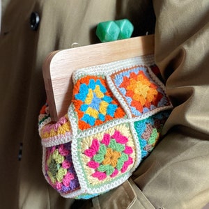 Crochet green beads granny square clutch, wooden kiss lock purse, colorful clasp pouch, vintage style purse, wooden handle cream boho bag