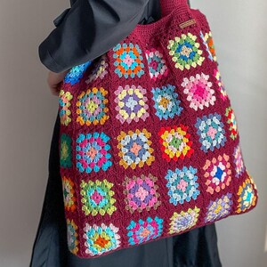 Sac fourre-tout carré grand-mère bordeaux au crochet, très grand sac à main doublé de coton, sac de week-end rétro coloré, sac à provisions à motif afghan