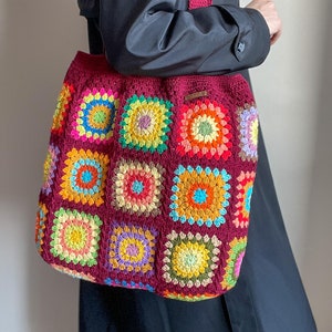 Grand sac fourre-tout bordeaux au crochet, sac grand-mère floral coloré pour tous les jours, doublure à motif floral, grand sac bohème chic, choisissez votre couleur