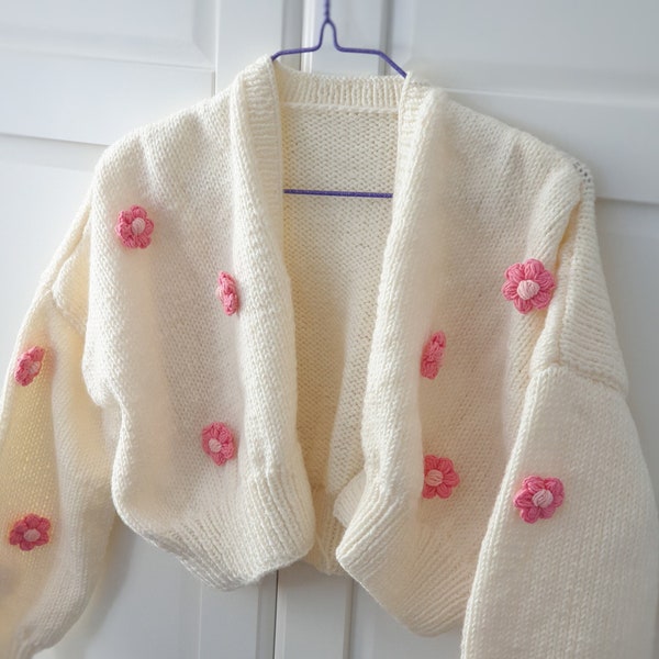 Knit chunky crop cardigan, 3D puffy daisy detailed, Christmas gift for daughter, Off white, ecru color sweater, Oversize trend crop cardigan