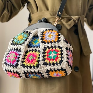 Crochet wooden kiss lock magnetic closure clutch, granny square retro big purse, leather strap, vintage crossbody bag, gift for her