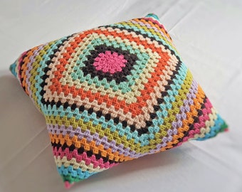 Federa per cuscino quadrato della nonna all'uncinetto: cuscino multicolore in stile vintage