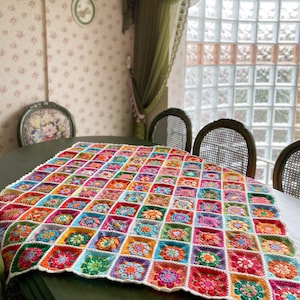 Gehäkelte Vintage Tischwäsche, bunte afrikanische Blumen Motiv Tischdecke, Retro Tischläufer, quadratisches Deckchen gestrickt, Tischset nach Maß