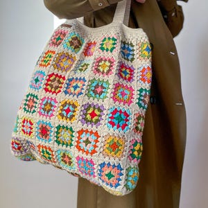 Gehäkelte extra große Umhängetasche mit Oma quadratischem Muster, Vintage Style Weekender, Geschenk für Sie