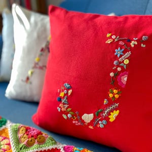 Fronha de almofada decorativa bordada à mão com letras personalizadas, Almofada com mini flores de primavera bordadas, Escolha a cor do seu tecido, Presente exclusivo