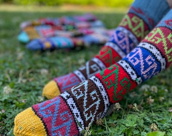 Calcetines de mezcla de lana tejidos a mano: calcetines de invierno con estampado retro colorido