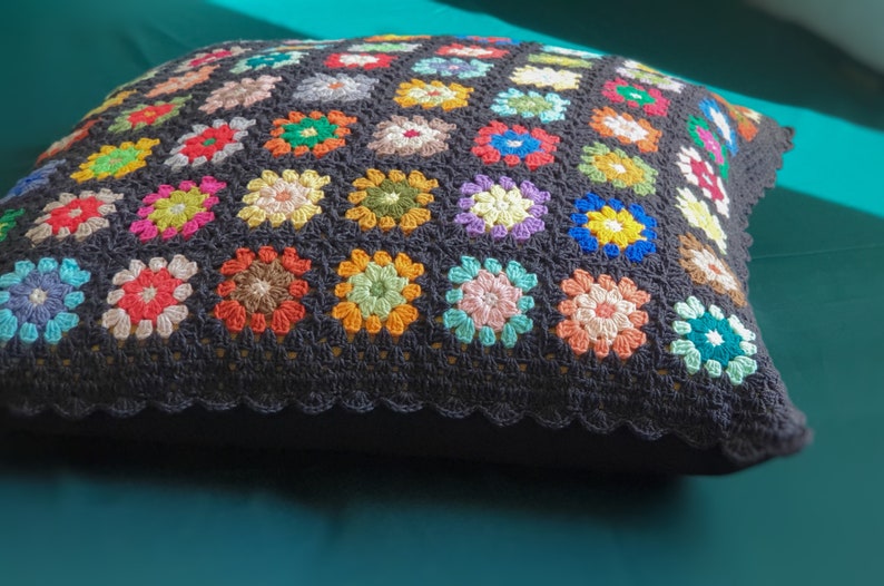 Virkat blommigt mormors fyrkantigt örngott, handgjort boho plädkudde bild 6