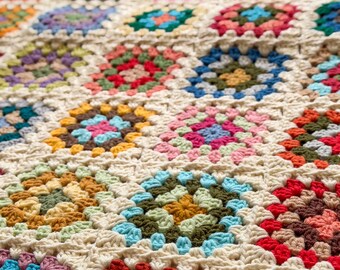 クロシェ編みのおばあちゃんスクエアアフガン、クリーム色の縁取りの