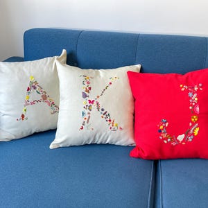 Fronha de almofada com letras personalizadas, Almofadas decorativas bordadas à mão, Almofadas bordadas estilo boho, Escolha a cor do seu tecido, Presente de aniversário