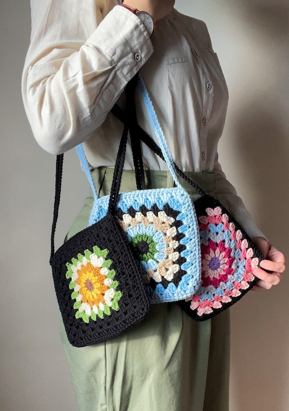 Bolsos para telefono de ganchillo Elija estilo Bolsos cruzados cuadrados florales para abuela Monederos para celular hechos en casa Soporte para telefono de punto Mini bolsos de algodon Listo Etsy Esp...