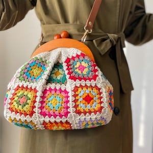 Bolso de mano con asa de madera de crochet, bolso de mano con cierre de beso de madera, bolso de mano cuadrado de abuela de crochet, forrado con correa ajustable, bolso bandolera retro