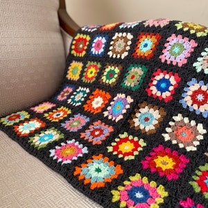 Crochet daisy blanket, Colorful daisy afghan, Decorative couch throw, Floral granny square blanket, Cozy cotton lap blanket, Flowers afghan