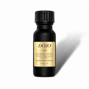 Puede incluir: Un frasco de vidrio negro mate con tapa negra estriada, con una etiqueta dorada que dice DOJO 1949, enumerando notas de bergamota, pomelo, clavo, ládano, madera de roble, pachulí, ámbar, cuero, musgo, tabaco y aprox. 15 ml.