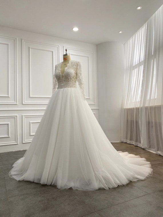 Graceful Lace Appliqué Soft Tulle Bridal Gown 