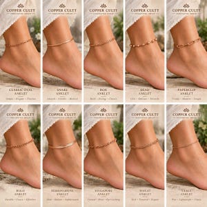 Op de afbeelding: Een collectie van tien koperkleurige metalen enkelbandjes van Copper Cultt, met diverse kettingstijlen waaronder ovaal, slang, box, kraal, paperclip, rolo, visgraat, singapore, tarwe en trace, elk gedragen rond een enkel.