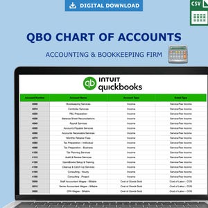 以下が含まれることがあります： 「QBO CHART OF ACCOUNTS」と「ACCOUNTING & BOOKKEEPING FIRM」のテキストが入ったデジタルダウンロードグラフィック。画像は、CSVアイコンと電卓アイコンとともに、ラップトップ画面に表示されたQuickBooksの勘定科目表を表示しています。
