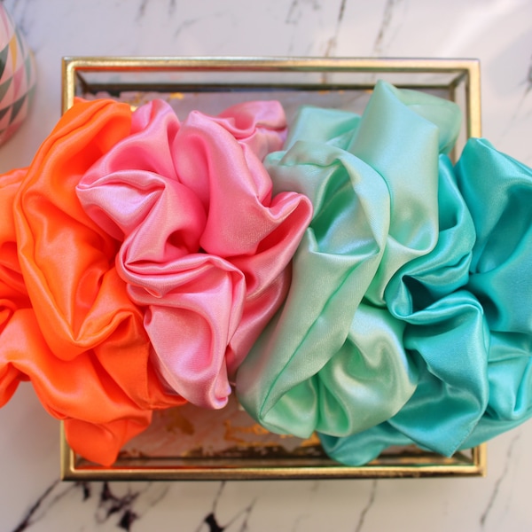 Chouchous/ scrunchies pour les cheveux made in France, avec des couleurs d’été, orange fluo, rose bonbon, menthe, turquoise