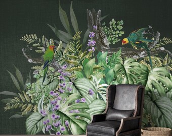 Puede incluir: Un mural de pared verde oscuro que presenta una exuberante escena de jungla tropical con dos loros verdes y amarillos posados ​​en ramas. El mural incluye varias hojas verdes, flores moradas y una rama de madera.