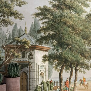 Pu&ograve; includere: Un'illustrazione vintage che raffigura un edificio bianco con un tetto a cupola e un alto minareto. L'edificio &egrave; circondato da alberi verdi lussureggianti e una recinzione. Diverse persone in abiti tradizionali sono in piedi vicino all'edificio.