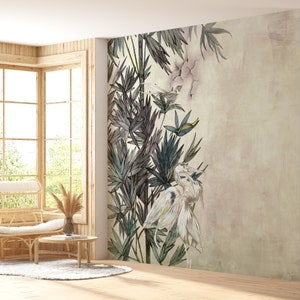 Può includere: Un murale da parete in stile acquerello che presenta una lussureggiante foresta di bambù verde con uccelli bianchi e farfalle. Lo sfondo è di un beige morbido con un aspetto testurizzato.