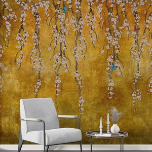 Carta da parati Golden Look Hanging Blossoms con delicati dettagli floreali e farfalle - Elegante arte murale botanica