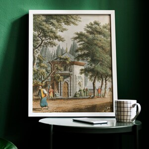 Pu&ograve; includere: Un'illustrazione vintage incorniciata di un edificio in pietra con tetto a cupola circondato da alberi e persone in abiti tradizionali. L'edificio ha una facciata bianca e un tetto verde. Gli alberi sono verdi e rigogliosi. Le persone indossano abiti colorati. L'illustrazione &egrave; ambientata su uno sfondo di cielo azzurro chiaro.
