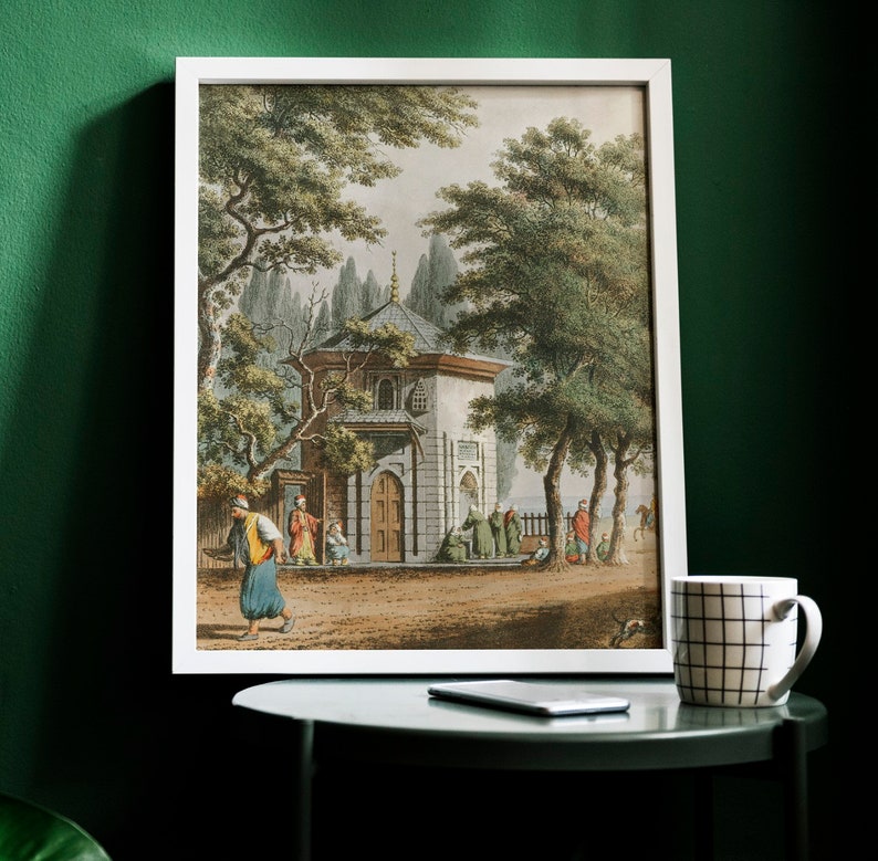 Pu&ograve; includere: Un'illustrazione vintage incorniciata di un edificio in pietra con tetto a cupola circondato da alberi e persone in abiti tradizionali. L'edificio ha una facciata bianca e un tetto verde. Gli alberi sono verdi e rigogliosi. Le persone indossano abiti colorati. L'illustrazione &egrave; ambientata su uno sfondo di cielo azzurro chiaro.