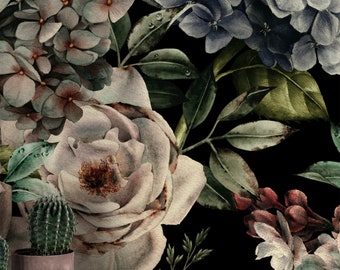 Può includere: Un dipinto ad acquerello di un mazzo di fiori su sfondo scuro. I fiori sono in tonalità di rosa, blu e verde. Il dipinto ha un'atmosfera vintage.