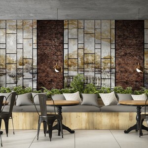 Może przedstawiać: Nowoczesne wnętrze kawiarni z długą drewnianą ławką i czarnymi metalowymi krzesłami. Ściana zdobi duży mural przedstawiający panoramę miasta z ceglaną ścianą i wzorem kratki.