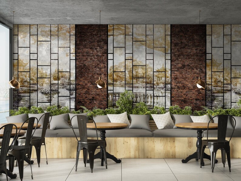 Może przedstawiać: Nowoczesne wnętrze kawiarni z długą drewnianą ławką i czarnymi metalowymi krzesłami. Ściana zdobi duży mural przedstawiający panoramę miasta z ceglaną ścianą i wzorem kratki.