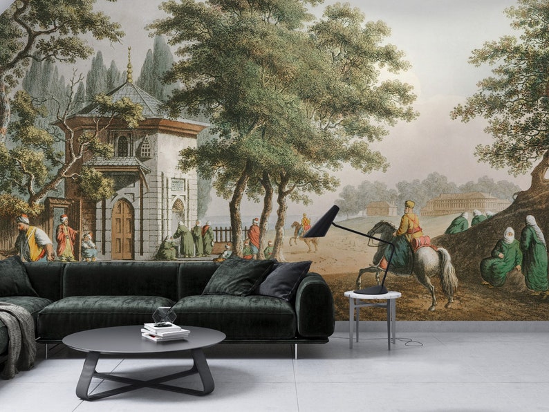 Pu&ograve; includere: Un'illustrazione vintage di una moschea in un lussureggiante paesaggio verde. La moschea &egrave; un edificio bianco con un tetto a cupola e minareti. Le persone camminano intorno alla moschea e cavalcano a cavallo. L'illustrazione &egrave; incorniciata da un divano verde scuro e una lampada nera.