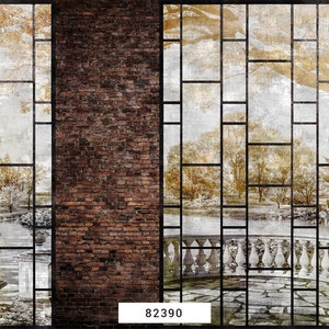 Może przedstawiać: Ceglana ściana z dwoma dużymi oknami. Okna są oprawione w czarne metalowe kraty i pokazują widok ogrodu z pagodą w oddali. Okna mają fakturę wyblakłą i vintage. Tekst "82390" jest wydrukowany pod oknami.