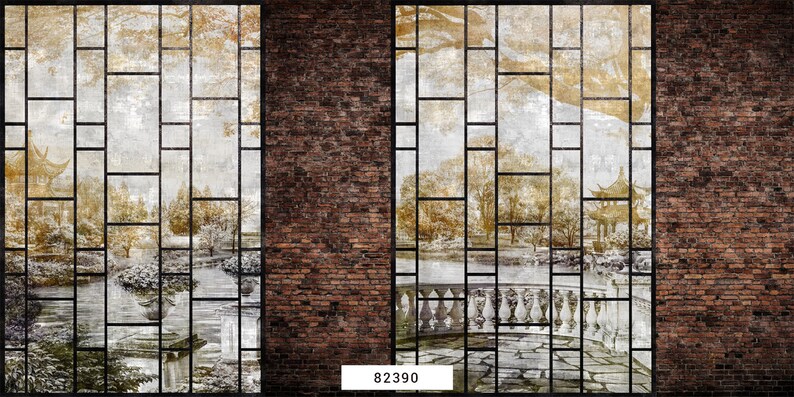 Może przedstawiać: Ceglana ściana z dwoma dużymi oknami. Okna są oprawione w czarne metalowe kraty i pokazują widok ogrodu z pagodą w oddali. Okna mają fakturę wyblakłą i vintage. Tekst "82390" jest wydrukowany pod oknami.