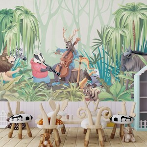 Carta da parati con animali che suonano strumenti musicali nella foresta. Adesivo da parete staccabile e appiccicoso, design minimalista scandinavo, arte murale rimovibile