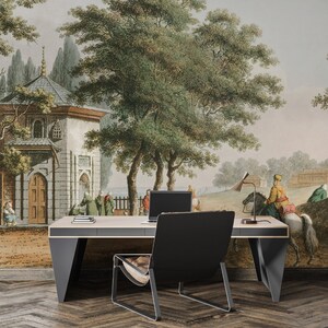 Pu&ograve; includere: Un'illustrazione vintage di un paesaggio turco con un piccolo edificio, alberi e persone. L'illustrazione &egrave; stampata su una parete dietro una scrivania nera moderna con una sedia nera.