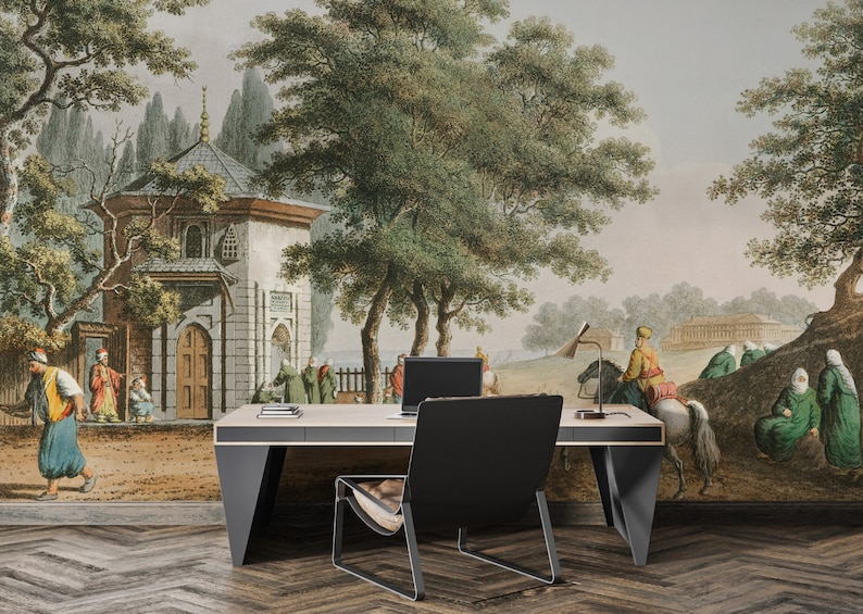 Pu&ograve; includere: Un'illustrazione vintage di un paesaggio turco con un piccolo edificio, alberi e persone. L'illustrazione &egrave; stampata su una parete dietro una scrivania nera moderna con una sedia nera.