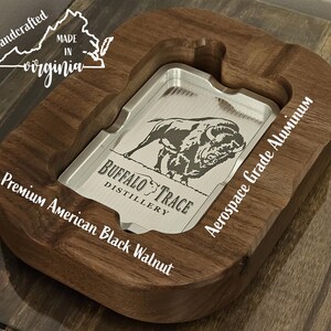 Puede incluir: Un cenicero artesanal de nogal negro americano de primera calidad, con un inserto de aluminio de grado aeroespacial. El inserto est&aacute; grabado con el logotipo de Buffalo Trace Distillery y una imagen de bisonte. Hecho en Virginia.